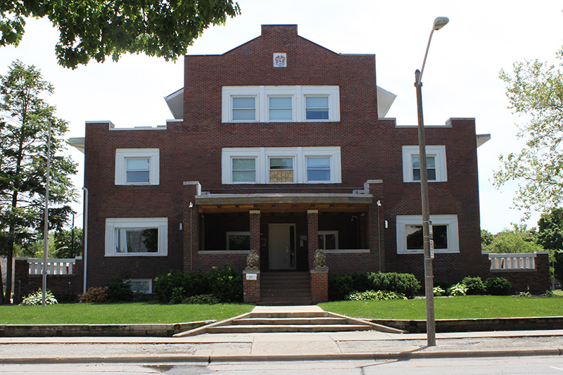 Front view of Sigma Alpha Epsilon Chapter House